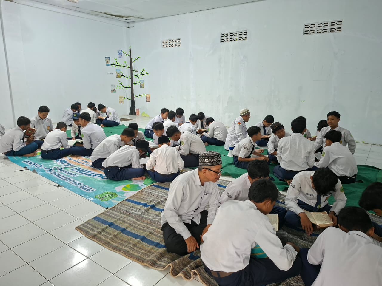 Suasana Khidmat Tadarusan MTs Salafiyah Bersama Guru Pembimbing