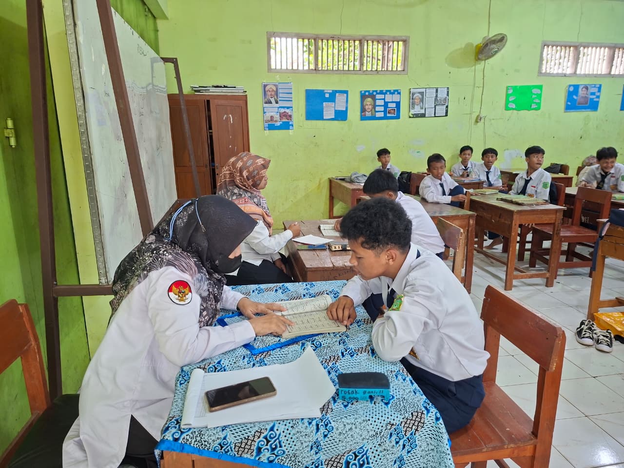Suasana Khidmat Tadarusan MTs Salafiyah Bersama Guru Pembimbing &ndash; gambar 4