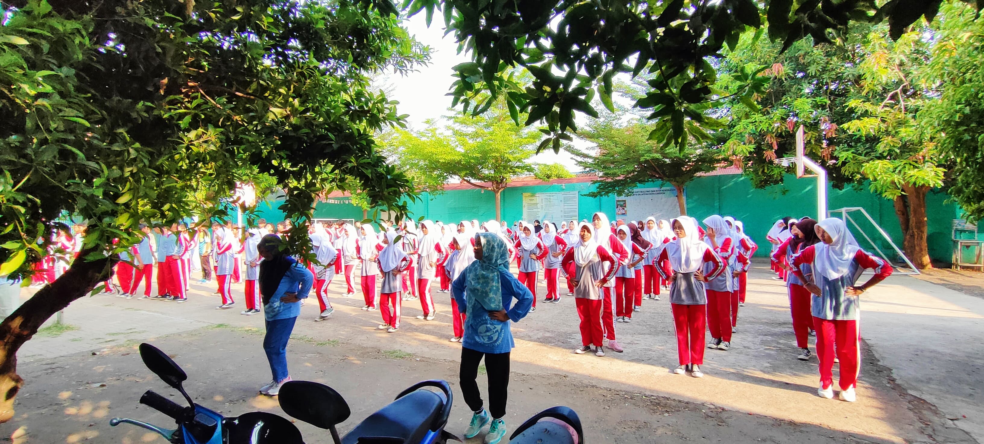 MTs Salafiyah Kota Cirebon Gelar “Senam Ceria”, Bangun Budaya Sehat dan Kebersamaan &ndash; gambar 6