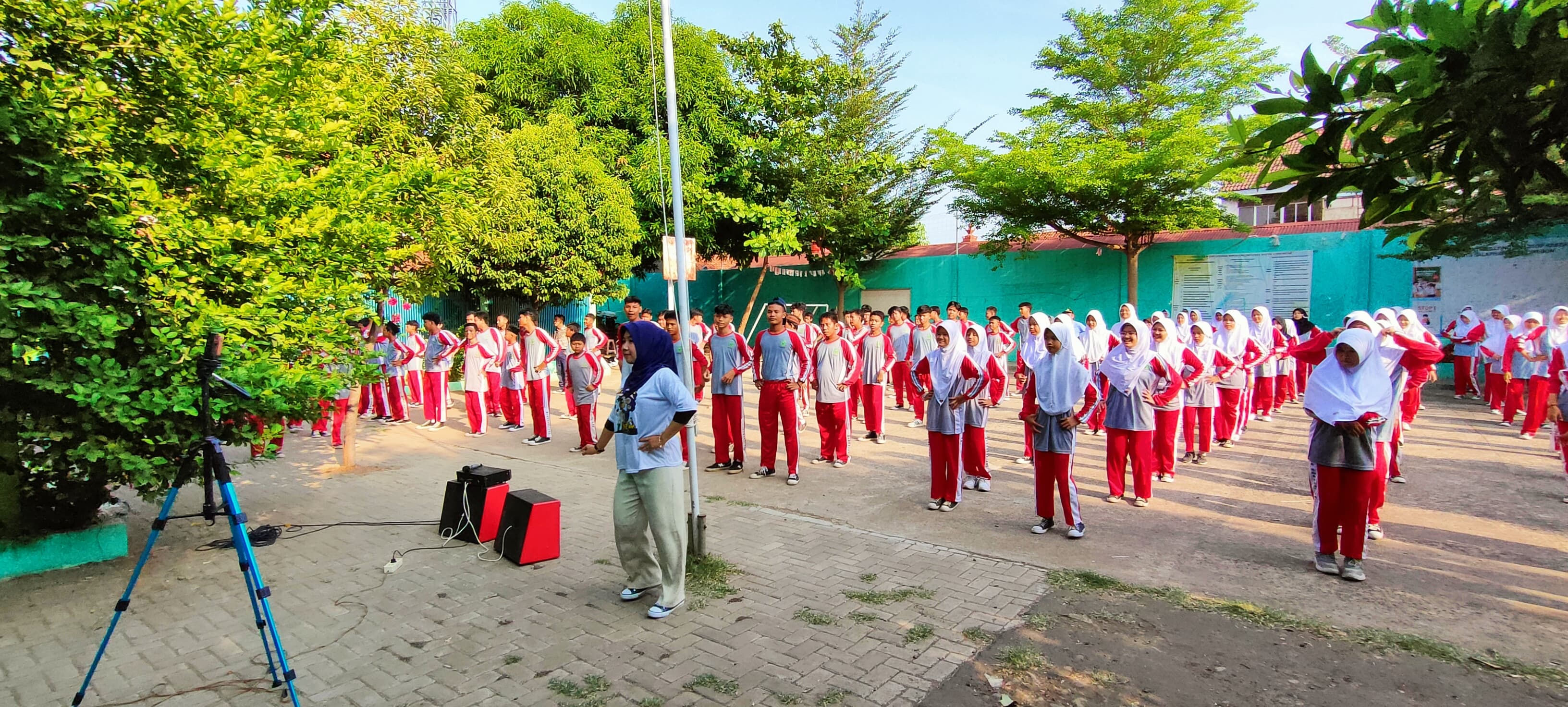 MTs Salafiyah Kota Cirebon Gelar “Senam Ceria”, Bangun Budaya Sehat dan Kebersamaan &ndash; gambar 8