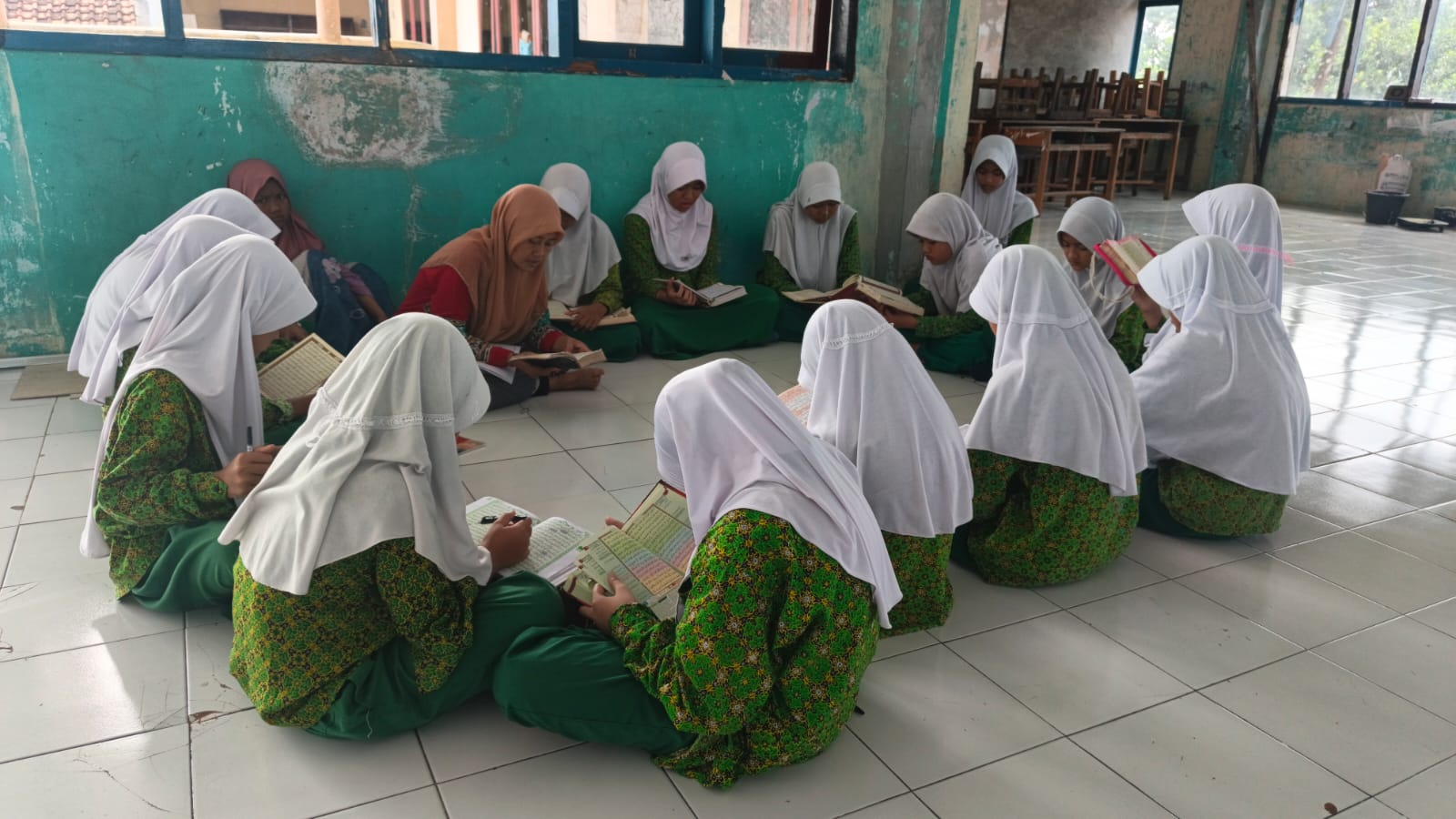 Kegiatan Ramadhan Hari ke-3 MI Salafiyah
Menanamkan Cinta Al-Qur’an Sejak Dini &ndash; gambar 4